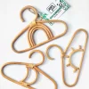 Jean's Goods Rotan Kinderkledinghangers Set - 3 Stuks - Kleerhangers - Duurzaam - Rattan Hangers - Baby Kledinghangers - Kinder Kledinghanger - Bamboe - Baby Cadeau - Kraamcadeau