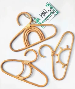 Jean's Goods Rotan Kinderkledinghangers Set - 3 Stuks - Kleerhangers - Duurzaam - Rattan Hangers - Baby Kledinghangers - Kinder Kledinghanger - Bamboe - Baby Cadeau - Kraamcadeau