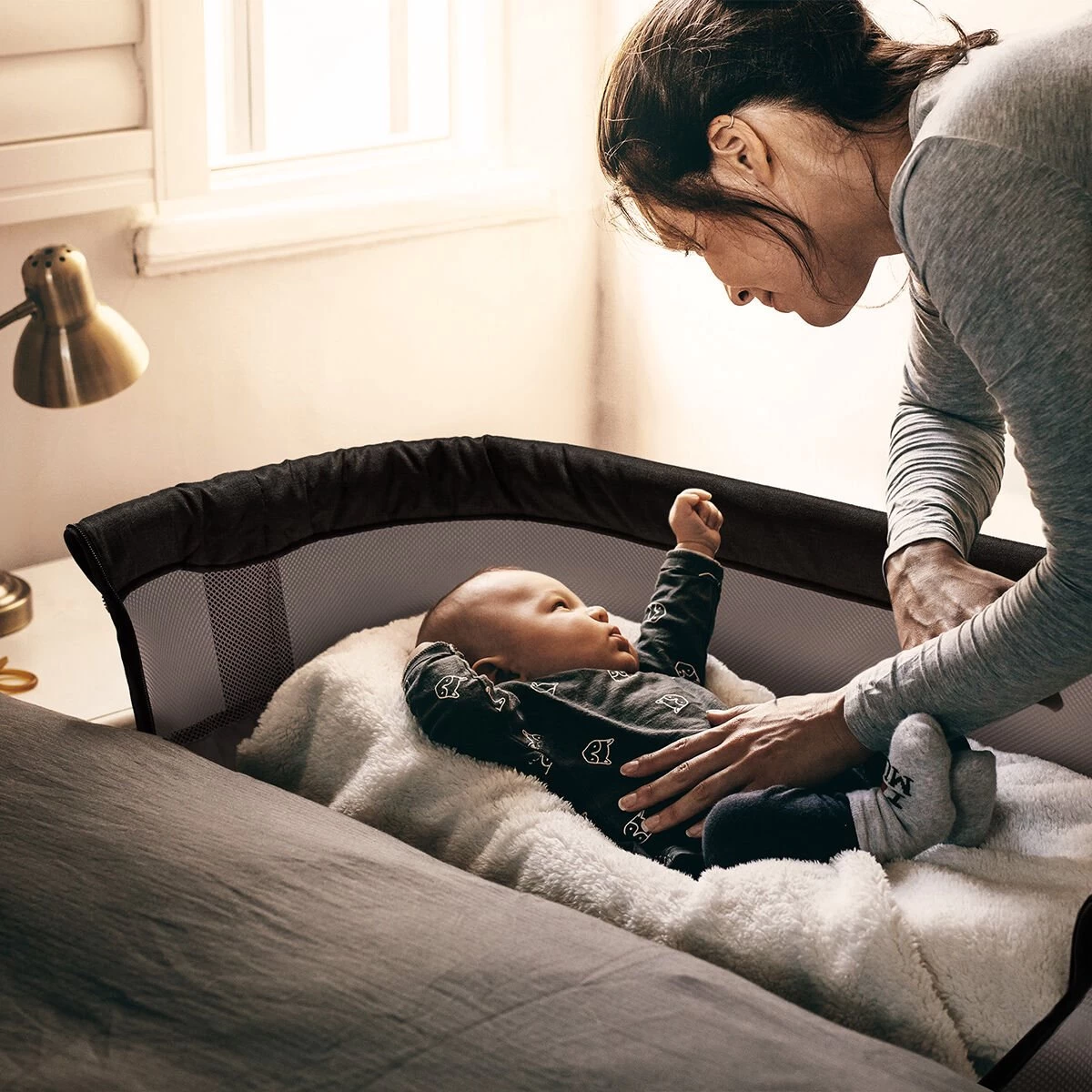 BabyGO Co Sleeper - Aanschuifwieg Met Schommelfuntie - Vivaldi - Goud-Zwart - Afbeelding 8