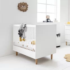 Petite Amélie ® Ledikant - Babybed Wit 120x60 Cm - Lattenbodem Instelbaar In 3 Hoogtes - Geschikt Tot Ongeveer 2 Jaar - Stevig Bed Dankzij Massief Hout & Sterk Plaatmateriaal