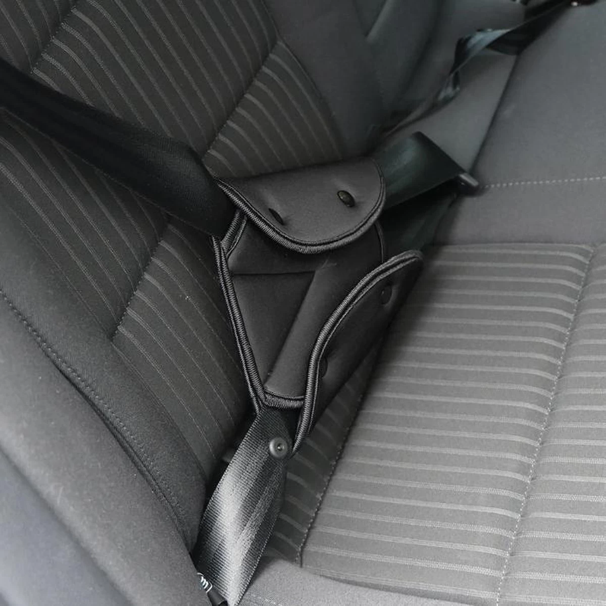 Merkloos Auto Gordel Beschermer - Gordelhoes - Autogordel Bescherming - Gordelbeschermer - Nekbeschermer Kind - Gordelbeschermhoes - Nekkussen / Neksteun - Zwart - Afbeelding 2