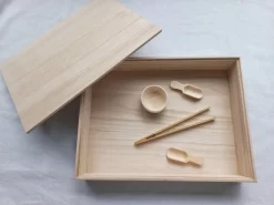 Merkloos Speelbak Incl. Deksel & Accessoires - Montessori Sensomotorisch Open-ended - Fijne Motoriek Rijst Kinetisch Zand Speelzand Sensory Speelrijst Speelgoed - Speel Goed Bak Open End